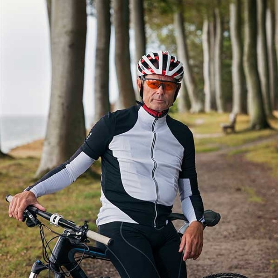 Radfahrer im Wald mit Sportbrille
